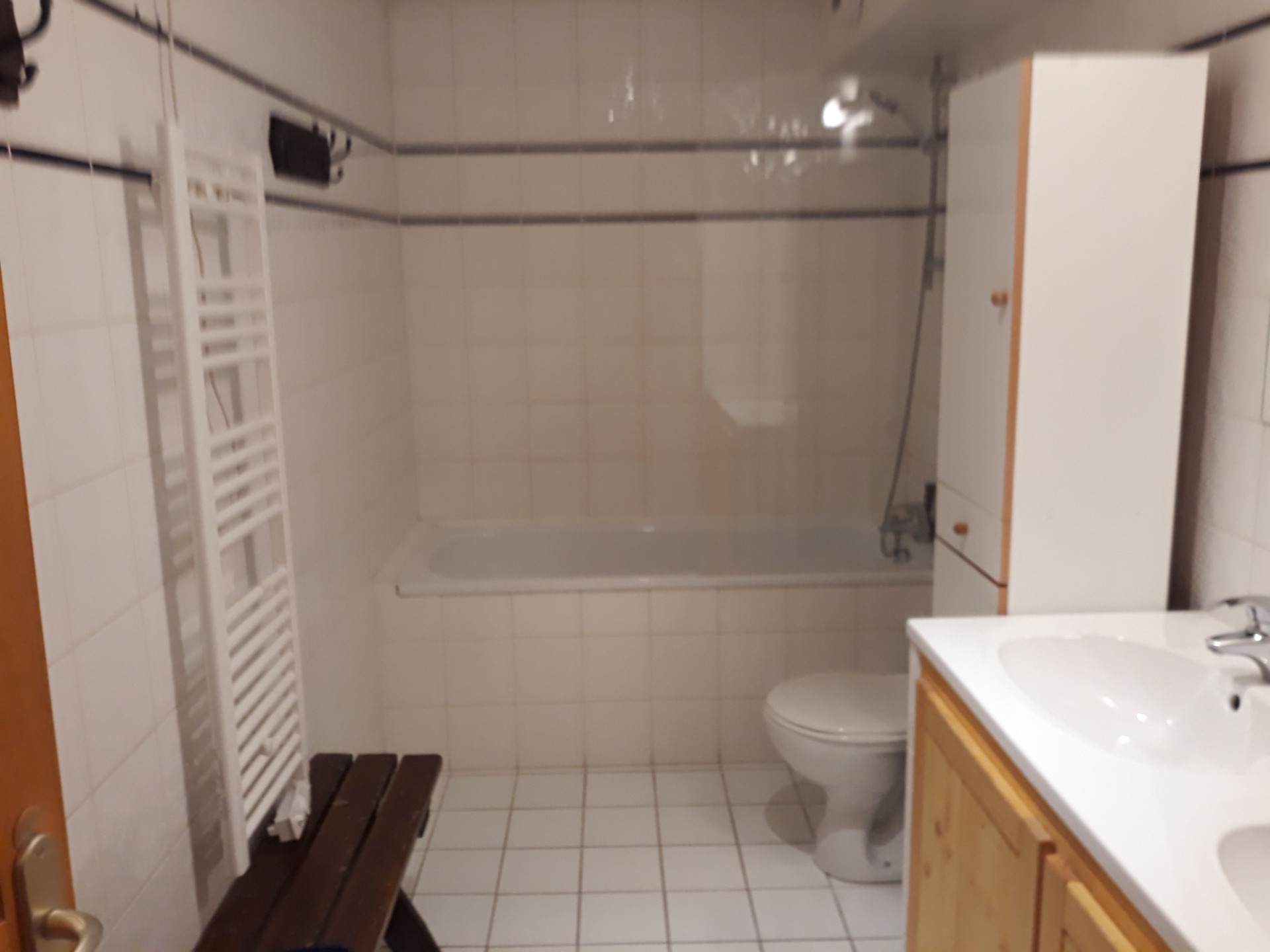 Salle de bain N°1 avec baignoire et WC