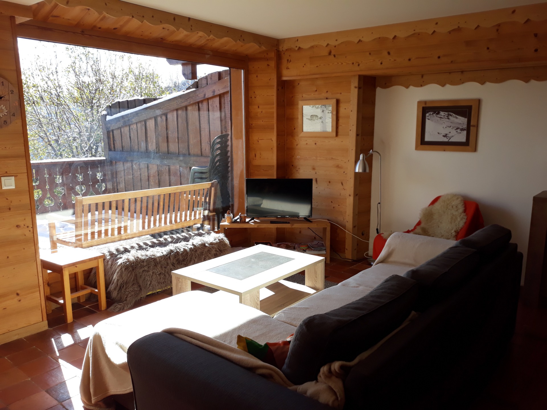 Salon avec vue sur les montagnes pleins sud