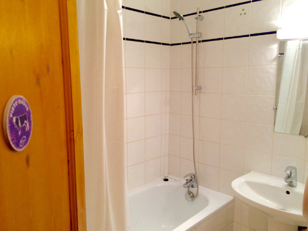 salle de bain N° 2 avec baignoire 